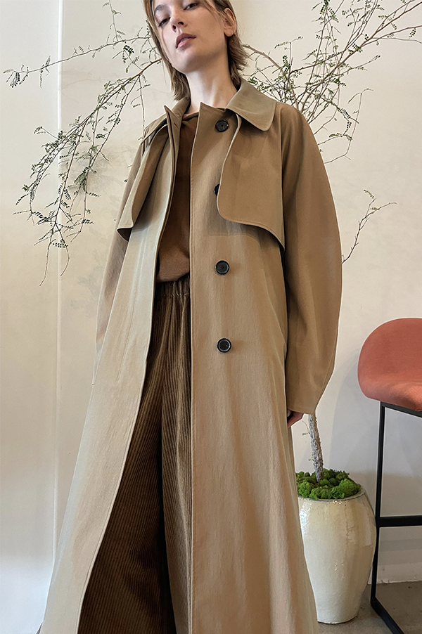 Ashlyn. Ashlyn Andre Trench. Ashlyn Trench Coat. Ashlyn khaki. Ashlyn iridescent trench. Ashlyn tailored trench coat. Ashlyn regular fit. Trench  Cotton/Nylon blend. Ashlyn regular fit. Ashlyn -burberry trench. Andre Trench Des Kohan. Des Kohan khaki trench. Des Kohan Iridescent trench.  Des Kohan Ashlyn. Des Kohan Los Angeles Ashlyn. Des Kohan Fairfax Ashlyn. Ashlyn Fall 2025. Ashlyn winter 2025. Ashlyn CFDA. Ashlyn Vogue. Ashlyn Park. Exclusive Ashlyn. 