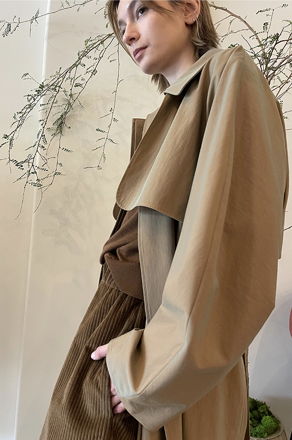 Ashlyn. Ashlyn Andre Trench. Ashlyn Trench Coat. Ashlyn khaki. Ashlyn iridescent trench. Ashlyn tailored trench coat. Ashlyn regular fit. Trench  Cotton/Nylon blend. Ashlyn regular fit. Ashlyn -burberry trench. Andre Trench Des Kohan. Des Kohan khaki trench. Des Kohan Iridescent trench.  Des Kohan Ashlyn. Des Kohan Los Angeles Ashlyn. Des Kohan Fairfax Ashlyn. Ashlyn Fall 2025. Ashlyn winter 2025. Ashlyn CFDA. Ashlyn Vogue. Ashlyn Park. Exclusive Ashlyn. 