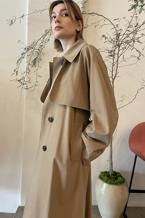 Ashlyn. Ashlyn Andre Trench. Ashlyn Trench Coat. Ashlyn khaki. Ashlyn iridescent trench. Ashlyn tailored trench coat. Ashlyn regular fit. Trench  Cotton/Nylon blend. Ashlyn regular fit. Ashlyn -burberry trench. Andre Trench Des Kohan. Des Kohan khaki trench. Des Kohan Iridescent trench.  Des Kohan Ashlyn. Des Kohan Los Angeles Ashlyn. Des Kohan Fairfax Ashlyn. Ashlyn Fall 2025. Ashlyn winter 2025. Ashlyn CFDA. Ashlyn Vogue. Ashlyn Park. Exclusive Ashlyn. 