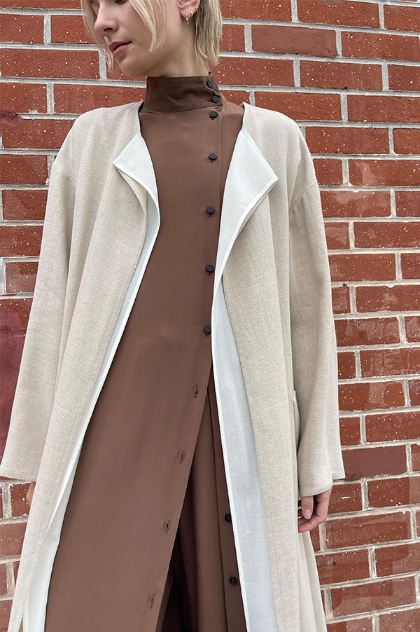 Dusan Crepe Linen Trech Coat. Dusan Linen Long Linen Trench Coat Natural . Dusan Trench Coat. Dusan Natural. Dusan patch pockets on lining layer. Dusan Trench Coat Diagonal slit in back. Dusan raw edges. Dusan Relaxed fit trench coat milk. Dusan Los Angeles. Dusan West Hollywood. Dusan Des Kohan. Dusan Des Kohan exclusive. Dusan fully lined trench. Dusan Open closure Trench Coat. 