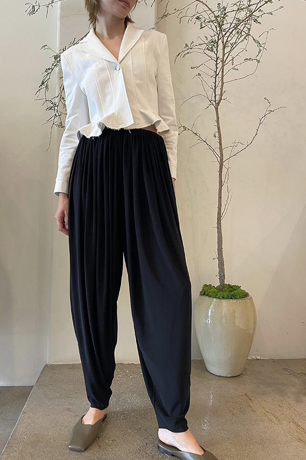 Ashlyn Gabriel Gathered Jersy pants. Ashlyn Gabriel pants black. Ashlyn gathered pants black. Ashlyn pants balloon leg. Noir Ashlyn pants. Softly structured Ashlyn jersey pants. Viscose jersey. Slinky, comfortable. Black Ashlyn pants.  Des Kohan Ashlyn. Des Kohan Los Angele Ashlyn. Des Kohan Ashlyn exclusive. Ashlyn Des Kohan West Hollywood. Ashlyn Des Kohan Fairfax. Ashlyn Fall 2025. Ashlyn Winter 2025. Ashlyn CFDA Ashlyn vogue. Ashlyn merchandise. 