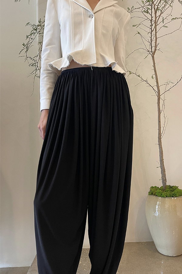 Ashlyn Gabriel Gathered Jersy pants. Ashlyn Gabriel pants black. Ashlyn gathered pants black. Ashlyn pants balloon leg. Noir Ashlyn pants. Softly structured Ashlyn jersey pants. Viscose jersey. Slinky, comfortable. Black Ashlyn pants.  Des Kohan Ashlyn. Des Kohan Los Angele Ashlyn. Des Kohan Ashlyn exclusive. Ashlyn Des Kohan West Hollywood. Ashlyn Des Kohan Fairfax. Ashlyn Fall 2025. Ashlyn Winter 2025. Ashlyn CFDA Ashlyn vogue. Ashlyn merchandise. 