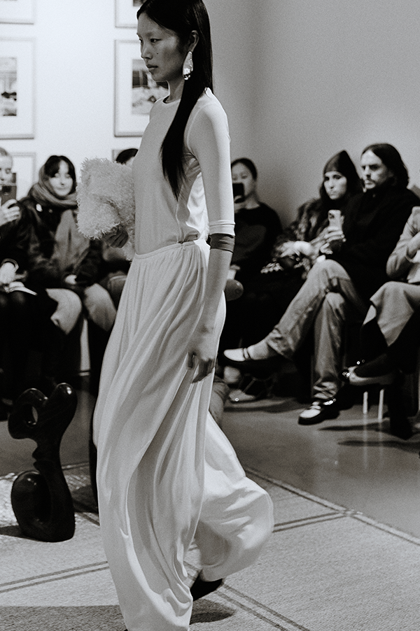 Ashlyn Gabriel Gathered pants. Ashlyn softly structured pants. Ashlyn Gabriel Gathered pants black. Ashlyn black pants. Ashlyn Gabriel Gathered pants noir. Ashlyn noir pants. Ashlyn gathered pants.  Des Kohan Los Angeles Ashlyn. Ashlyn exclusive Des Kohan. Ashlyn West Hollywood. Ashlyn Winter 2025. Ashlyn Fall 2025. 