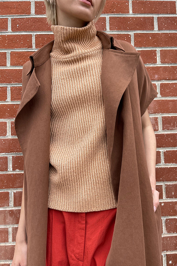 Sleeveless T-Neck Sweater in Apricot