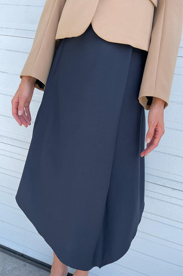 Tailored Margot skirt in navy Chelsea Mak 